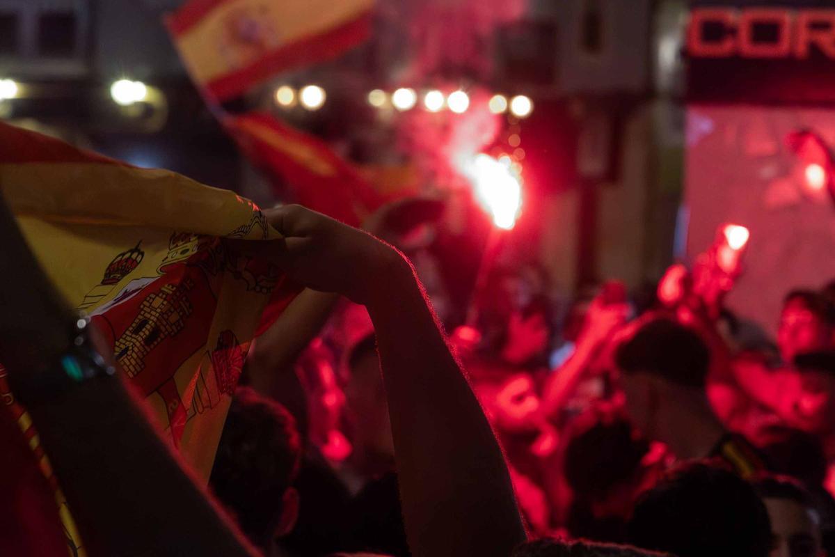 La alegría española y la tristeza francesa: así vivieron sus aficiones el partido decisivo en el centro de Alicante