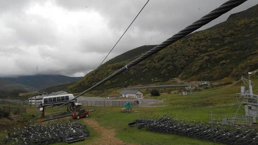 El telesilla del Brañillín, durante una revisión.