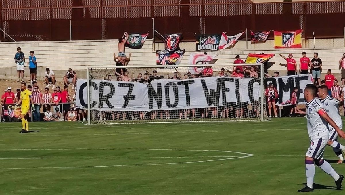 Aficionados exhiben una pancarta con el mensaje ‘CR7 Not Welcome’ en el partido entre el Atlético y el Numancia.