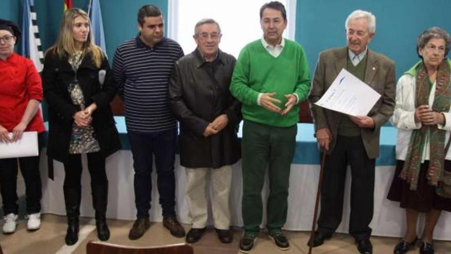El alcalde y los premiados en la presente edición de las jornadas de la centolla.  //  Muñiz