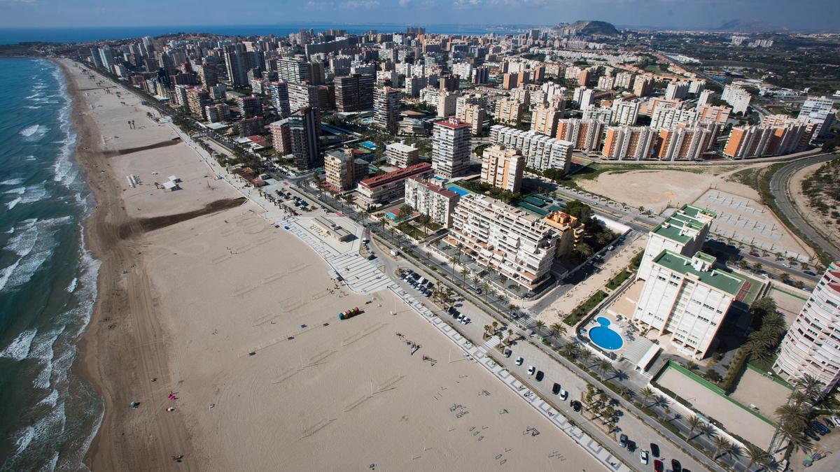 Vista aérea de la ciudad de Alicante desde Playa de San Juan.