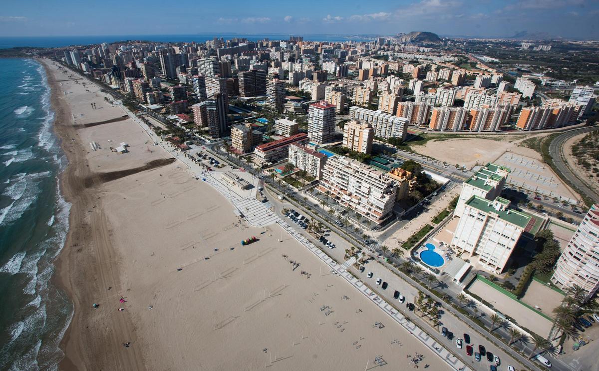 Vista aérea de la ciudad de Alicante desde Playa de San Juan.