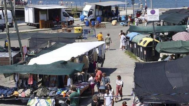 Puestos del mercado de Cambados en una foto de archivo.  | NOÉ PARGA