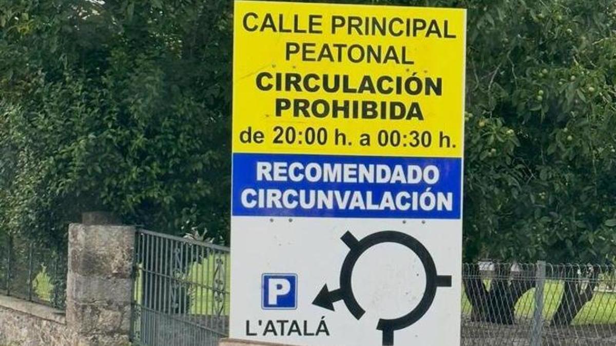 Cartel indicador de acceso a la Villa de Llanes