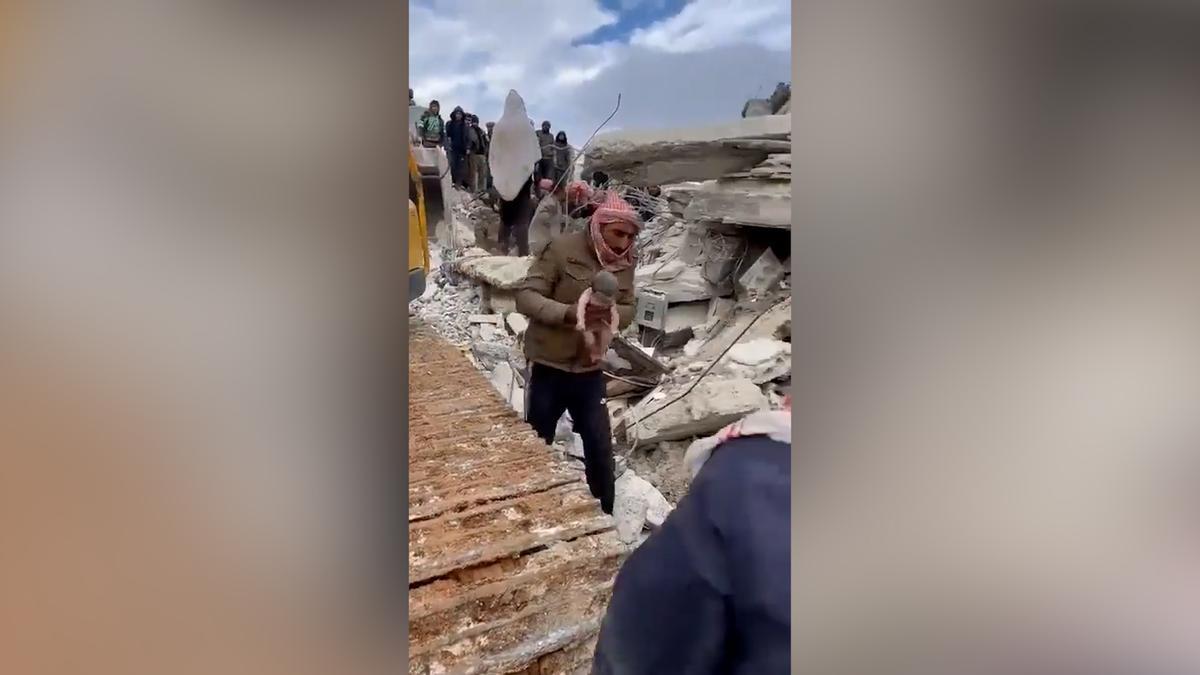 Vídeo | Una dona dona a llum enmig de la runa del terratrèmol de Síria