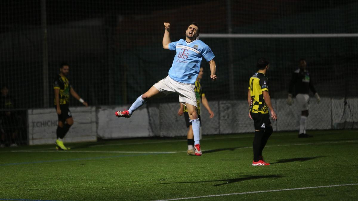 Mauro celebra el gol con el que adelantó ayer al Moaña en el marcador.