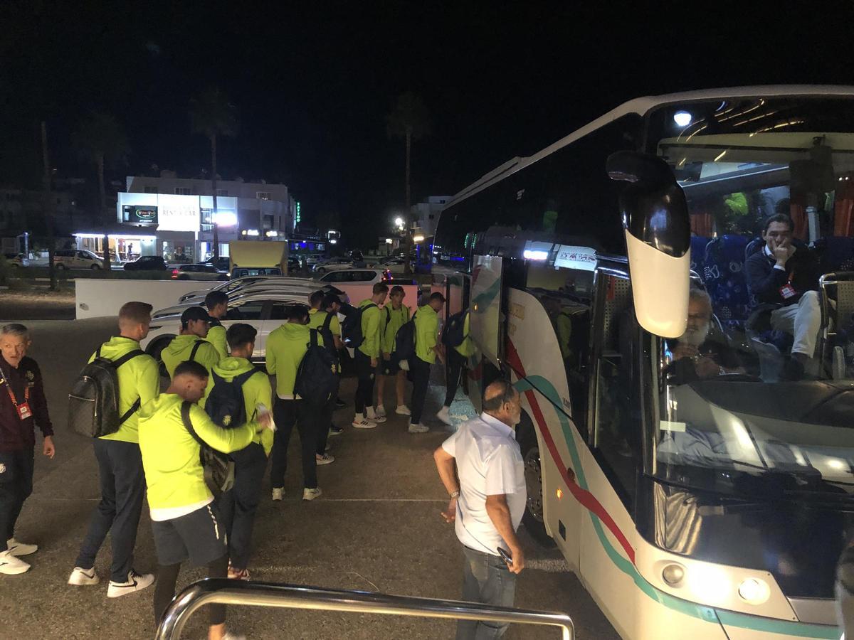 La expedición del Villarreal CF, saliendo de su hotel en Lárnaca.