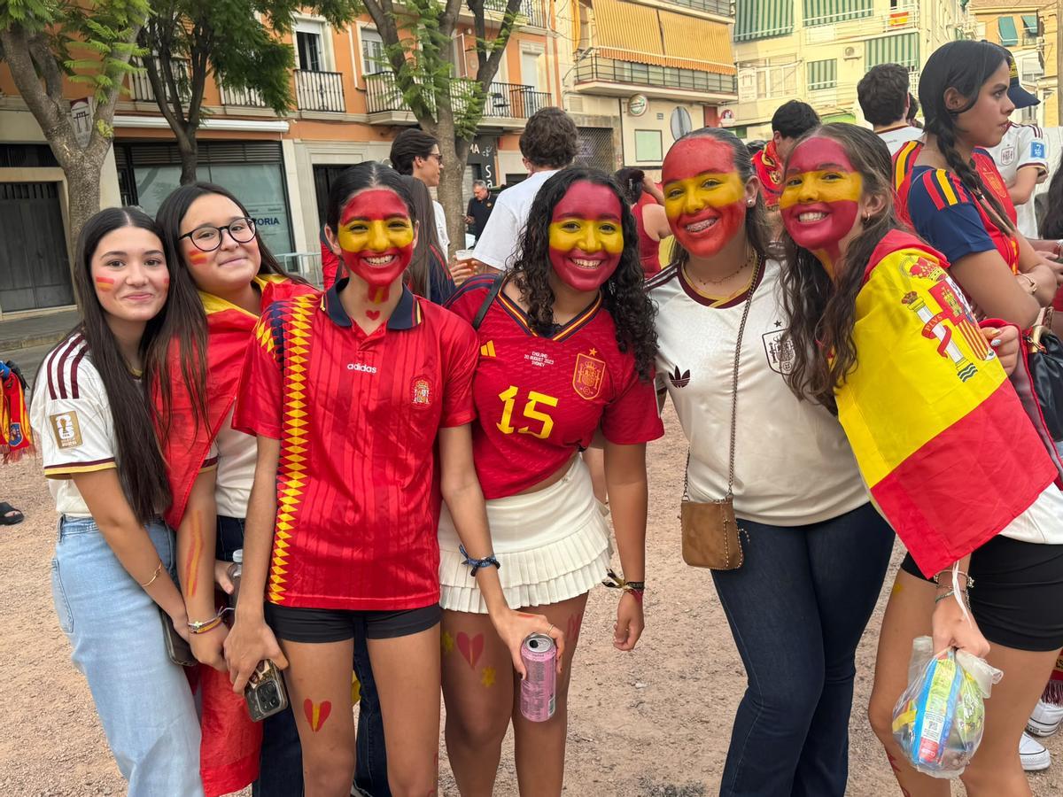 Así vive la provincia de Córdoba la final del Mundial: pantallas en las plazas y miles de aficionados. Así vive la provincia de Córdoba la final del Mundial: pantallas en las plazas y miles de aficionados.