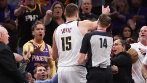 Jokic, durante su encontronazo con los aficionados en el cuarto partido ante los Suns.