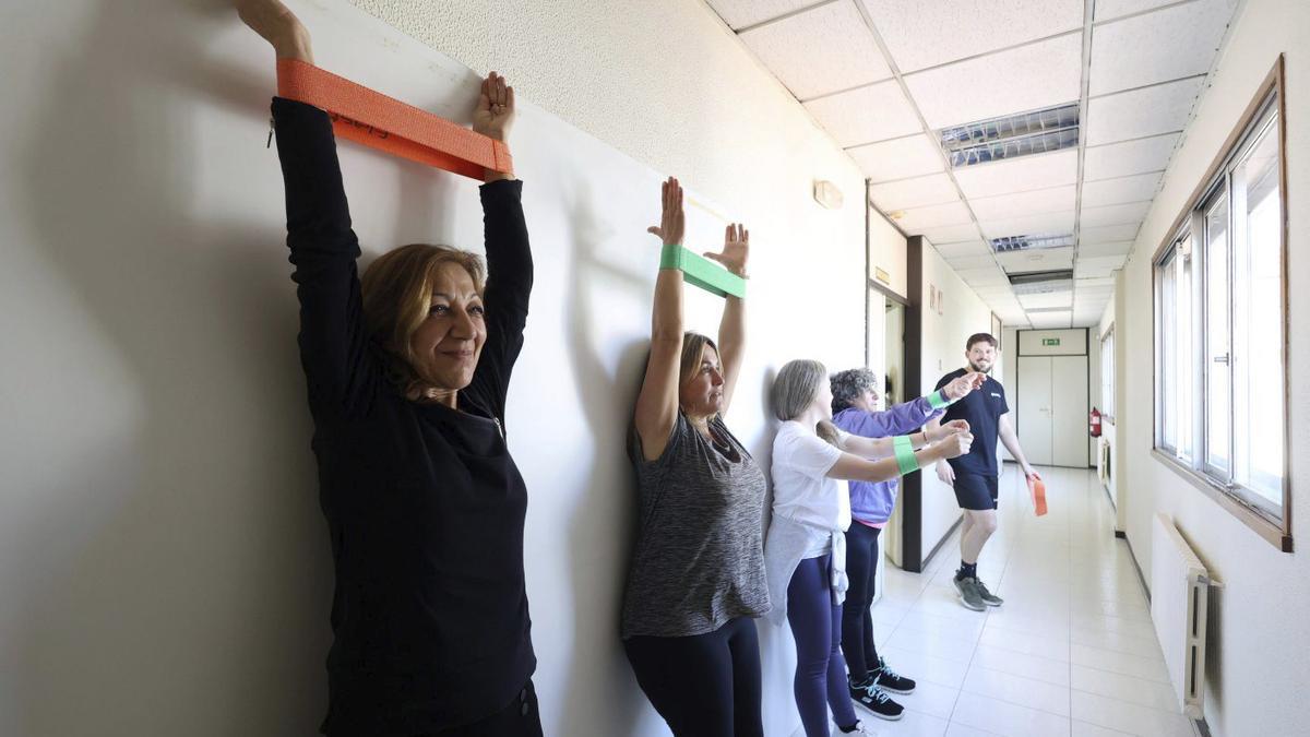 Varias mujeres realizan un ejercicio en el Hospital Provincial  para fortalecer la musculatura de los brazos.