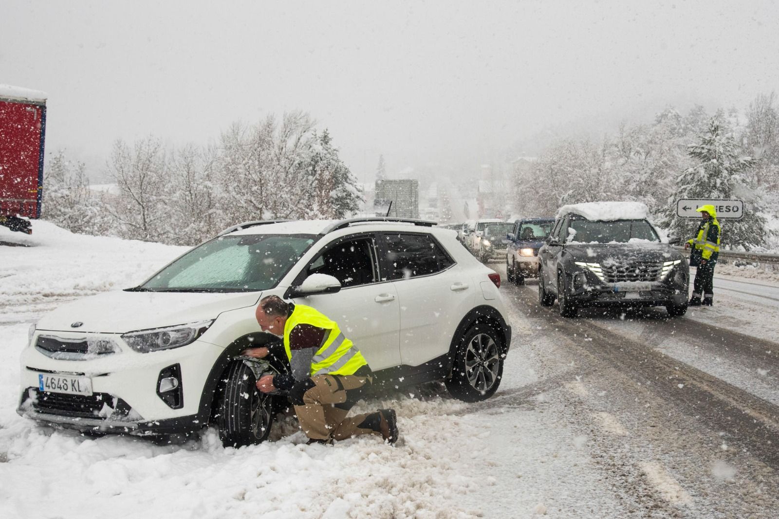 La nieve complica la circulación por las carreteras del norte de Aragón