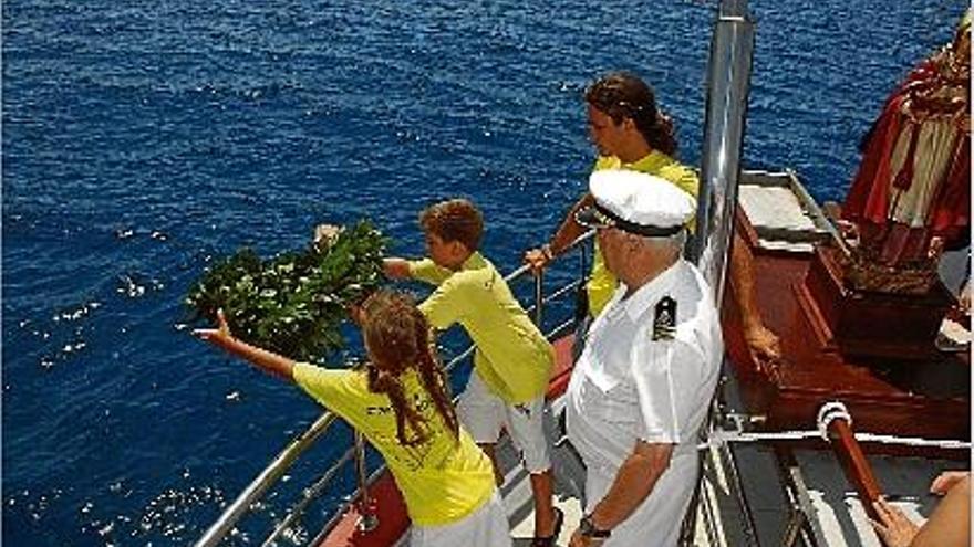 Un moment de l&#039;homenatge als morts en la mar en què es llança la corona de llorer.