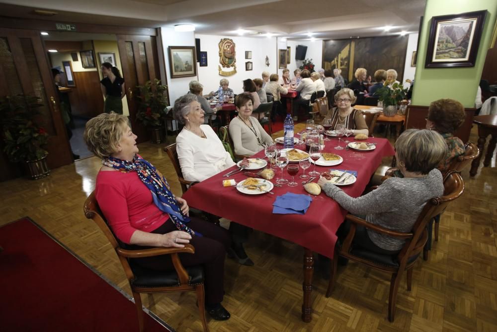 Merienda de Comadres en el casino de Avilés