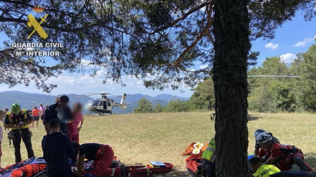 Parapentistas evacuados en helicóptero.
