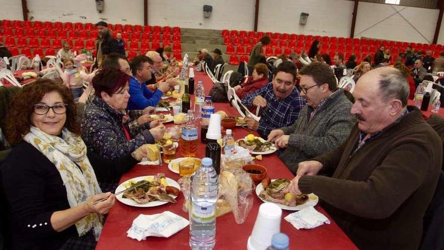 Asistentes a la fiesta, en la que todas las actividades tuvieron que trasladarse al Pabellón Municipal.//R.V.