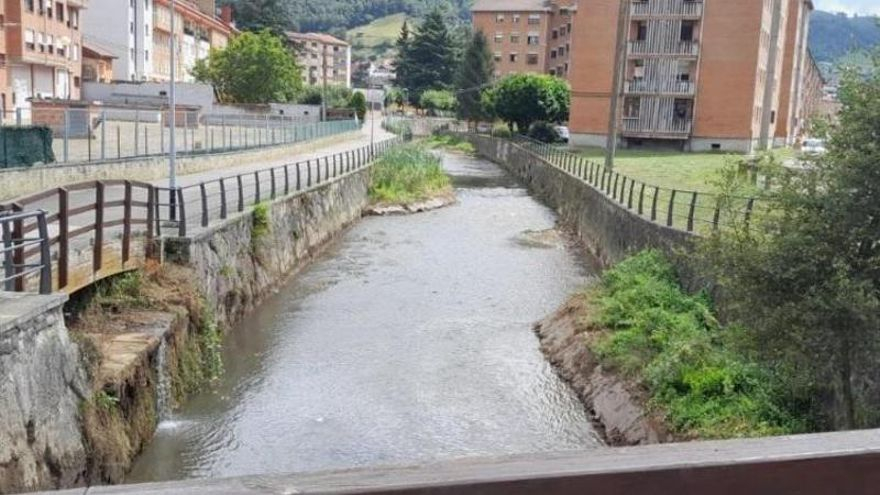 Hidrográfica limpia el cauce del río San Juan entre El Batán y el polideportivo