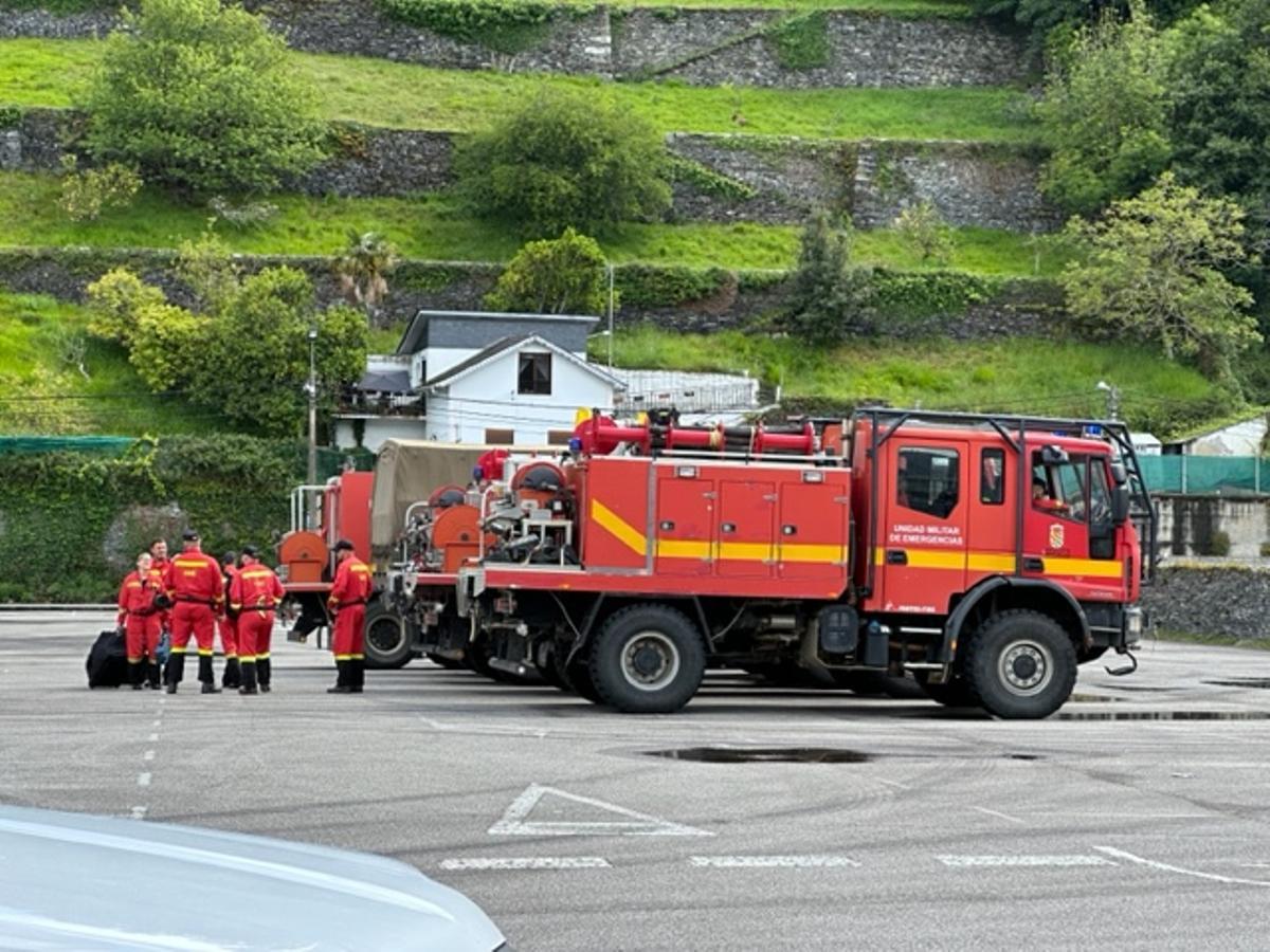 En imágenes: la llegada de la Unidad Millitar de Emergencias (UME) al polideportivo de Luarca