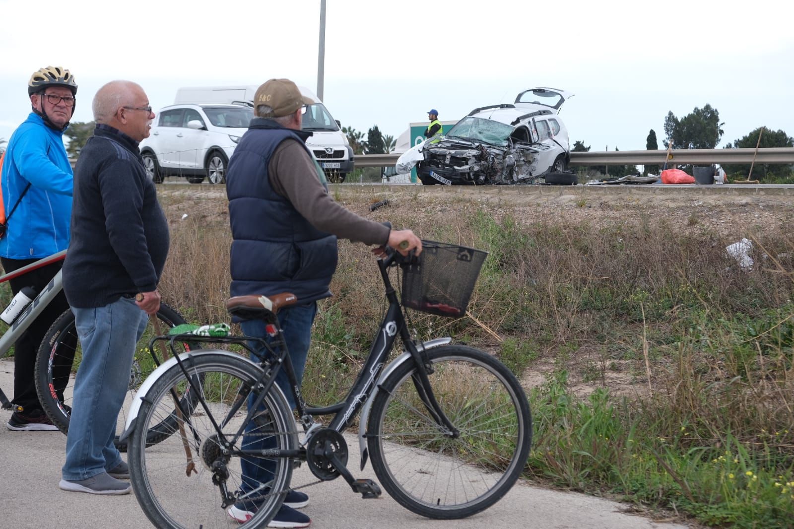 Choque frontal entre un turismo y un autobús en Almoradí