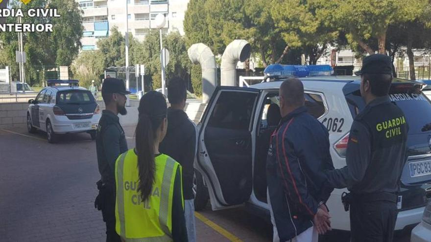 La Guardia Civil con los dos detenidos en El Campello.