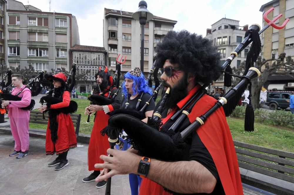 Participantes en el desfile del Antroxu en Pola de Lena.