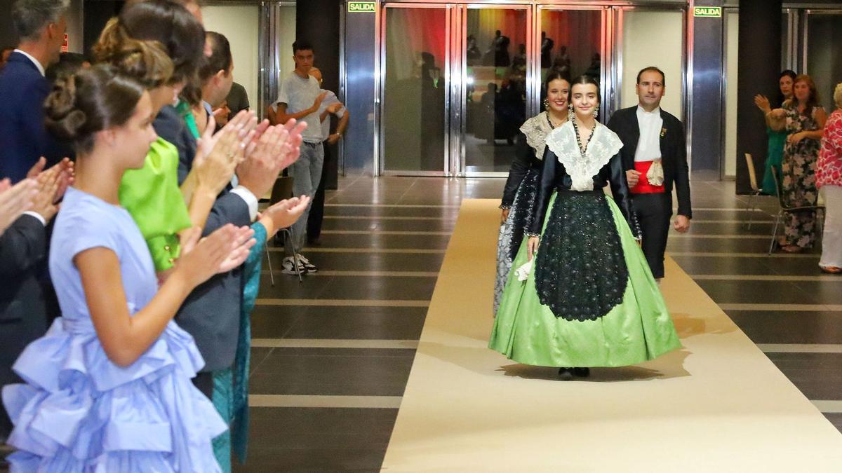 Las madrinas y el presidente se dirigen al escenario del Palau de la Festa.