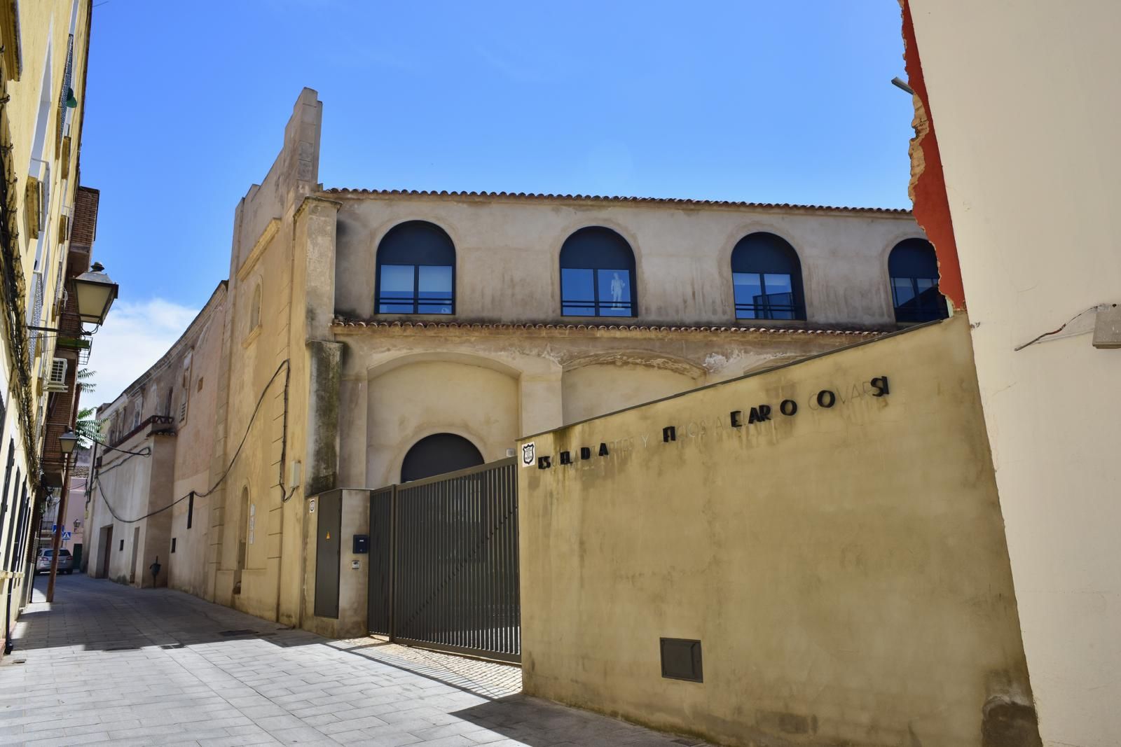 La nueva sede de la escuela, en la calle Chapín, donde ya se aprecian letras despegadas en el rótulo.