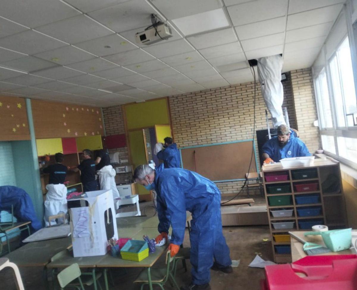 Operarios, durante las tareas de limpieza.