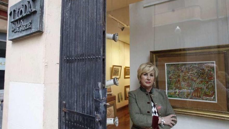 María Ángeles Puerta, a la entrada de la sala de arte Tioda, en la calle Instituto.