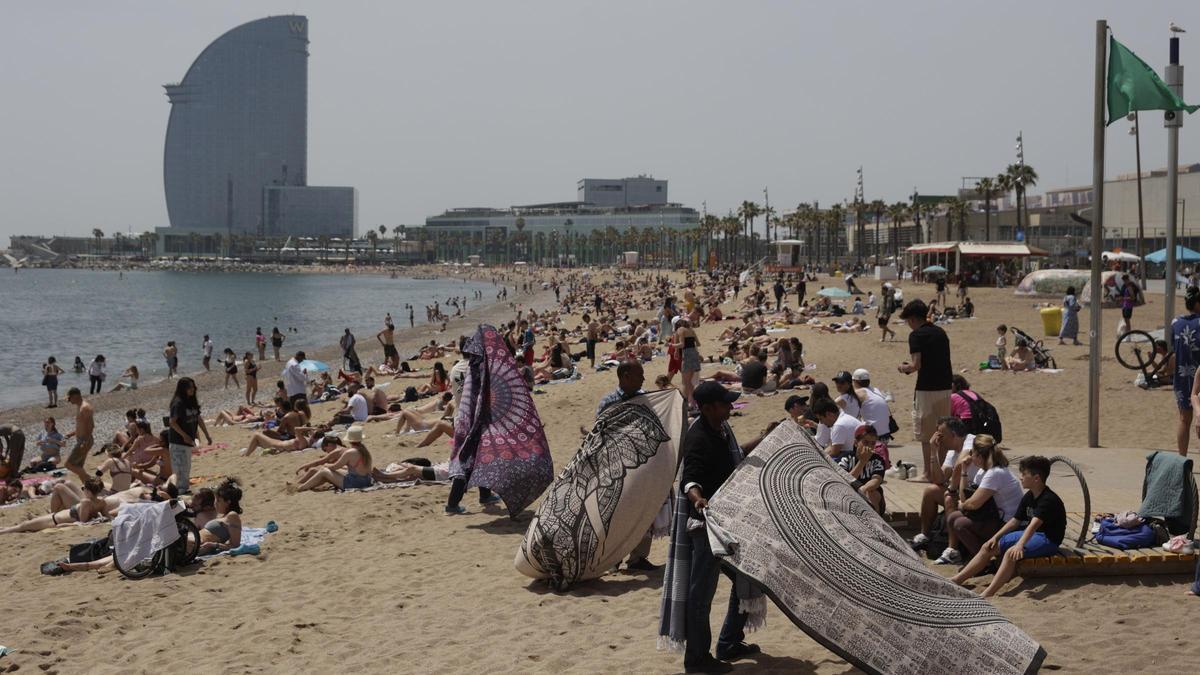 Vuelve el buen tiempo tras las lluvias: playas de la Barceloneta llenas de gente