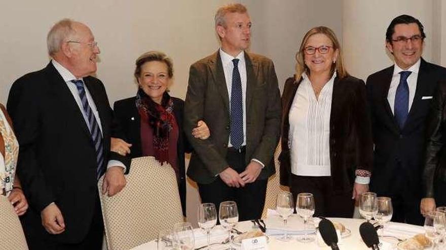 De izquierda a derecha: la subdelegada del Gobierno en Pontevedra, Ana Ortiz; el presidente del Grupo Rodman, Manuel Rodríguez; la consejera delegada de DomusVi, Josefina Fernández; el vicepresidente de la Xunta, Alfonso Rueda; Irene Garrido; el presidente del Instituto de Auditores de Galicia, Enrique González, y la presidenta del PP de Vigo, Elena Muñoz. // José Lores