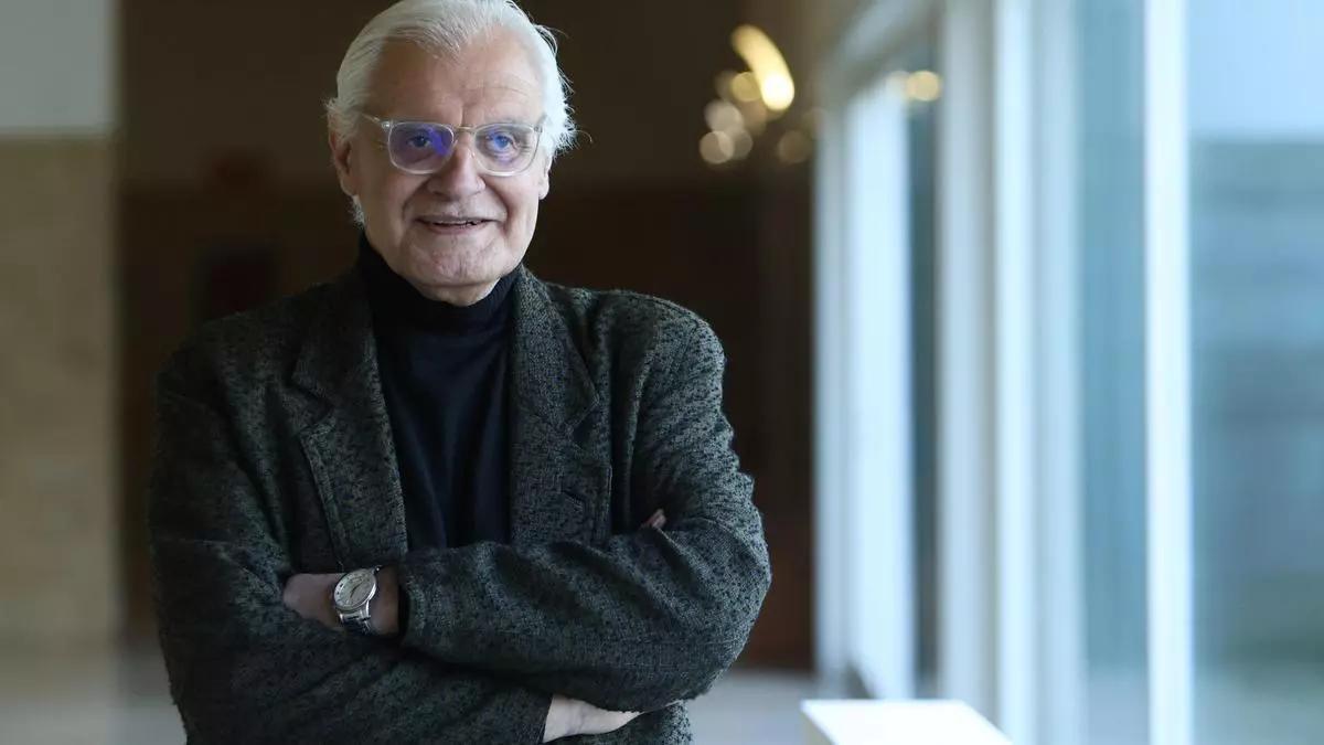 Víctor F. Freixanes posa na facultade de Ciencias da Comunicación da USC.