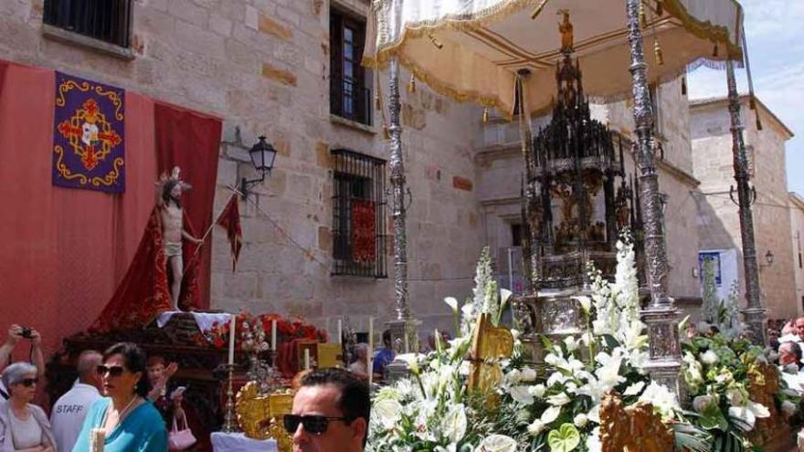 El Santísimo, detenido ante la imagen de Jesús Resucitado en el altar en la Plaza de Viriato