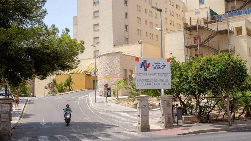 Una imagen de archivo de la entrada de Urgencias en el Hospital General de Alicante.