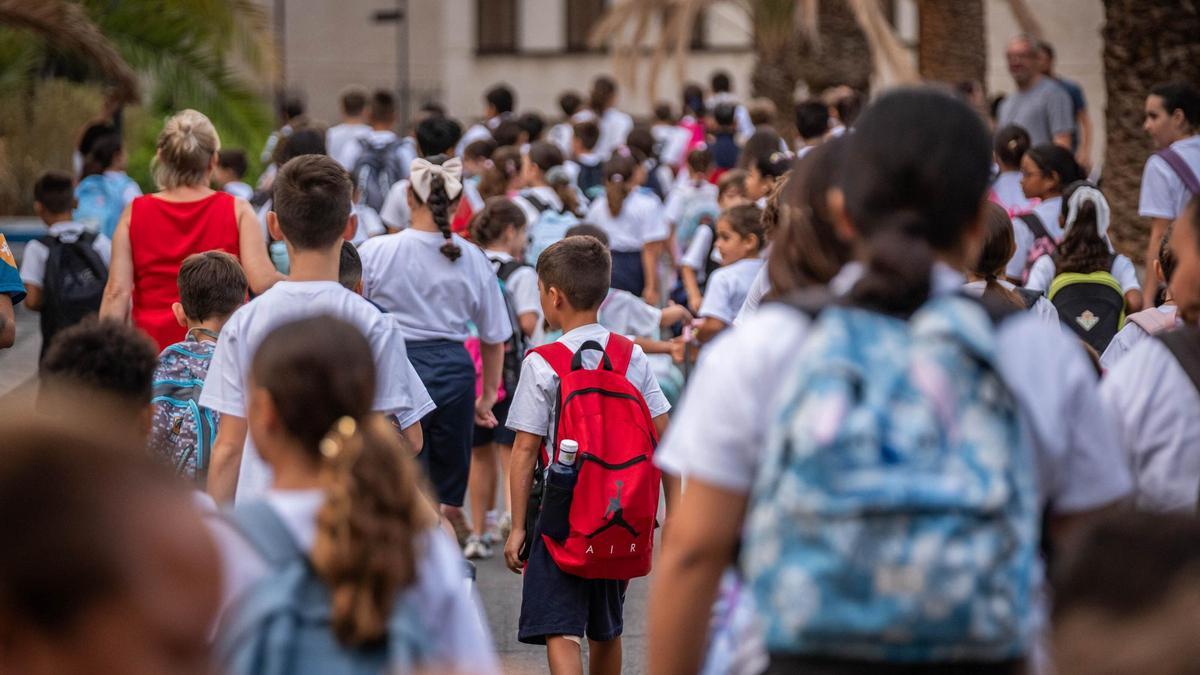Alumnos entrando a un instituto de Santa Cruz de Tenerife