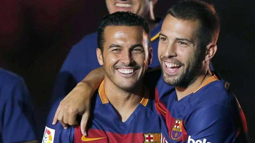 Pedro, con Jordi Alba este miércoles en el Camp Nou.