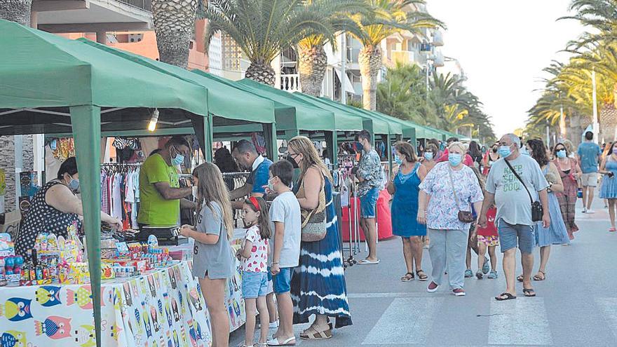 La playa reúne a cientos de visitantes durante todo el verano.