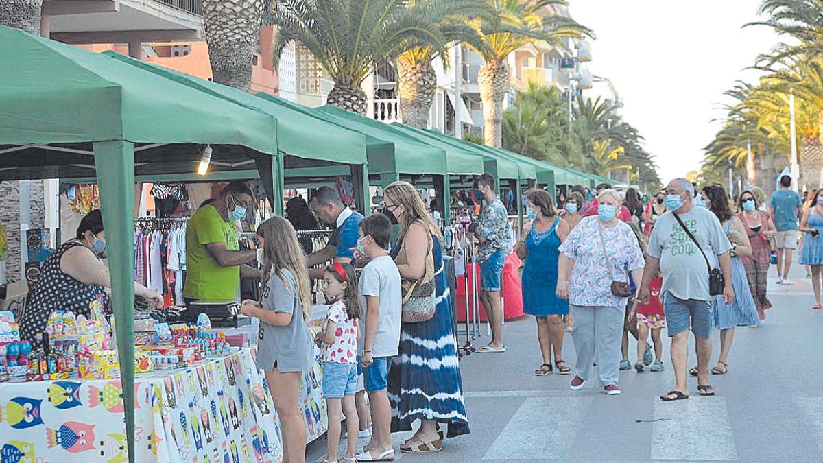 La playa reúne a cientos de visitantes durante todo el verano.