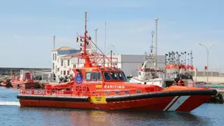 Rescatan a cuatro migrantes magrebíes en un velero cerca de Vélez-Málaga