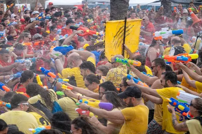 La gran batalla de agua de Canamunt y Canavall, en imágenes