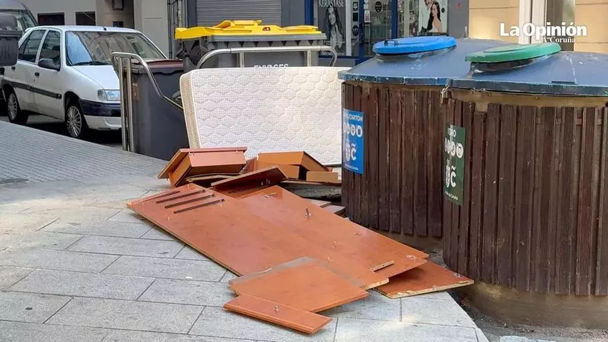 Muebles abandonados en el cruce de las calles Montroig, Atocha Alta y San José el 22 de abril