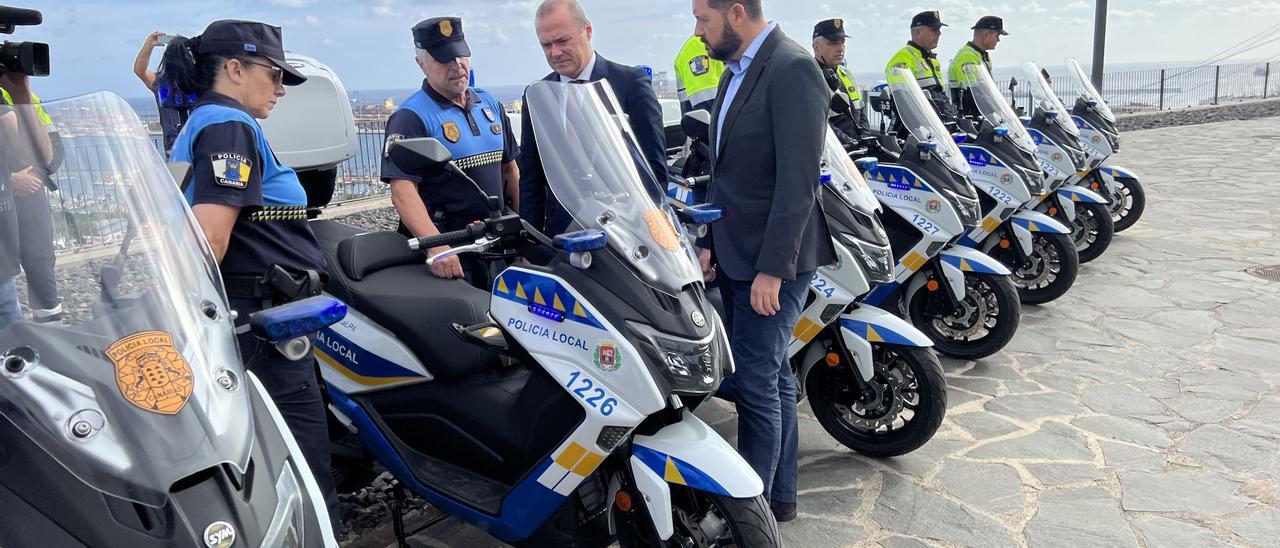 Presentación de las siete nuevas motocicletas en el mirador de Altavista ayer, con la presencia del alcalde, Augusto Hidalgo, y el concejal de Seguridad, Josué Íñiguez