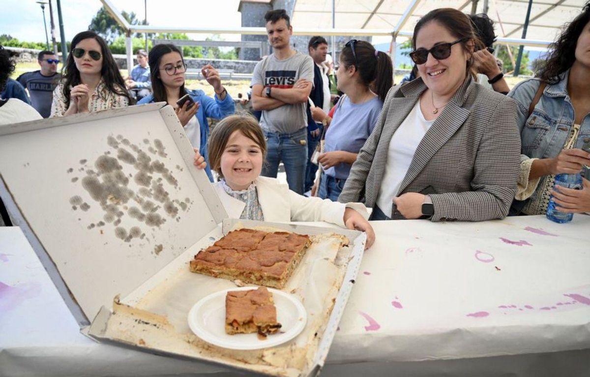 La empanada de millo abre tres días de fiesta en Salcedo | RAFA VÁZQUEZ