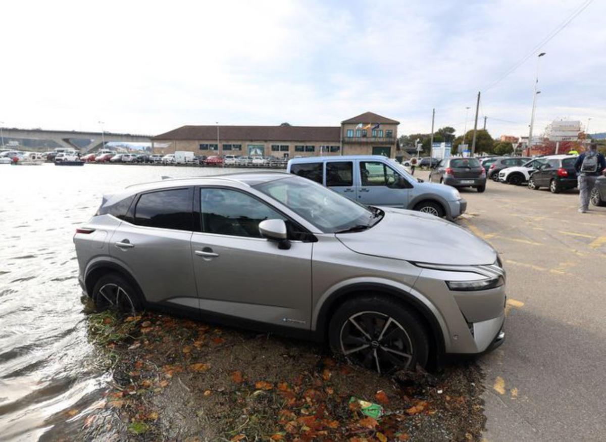 El agua llegó a los coches en As Corvaceiras. |  GS