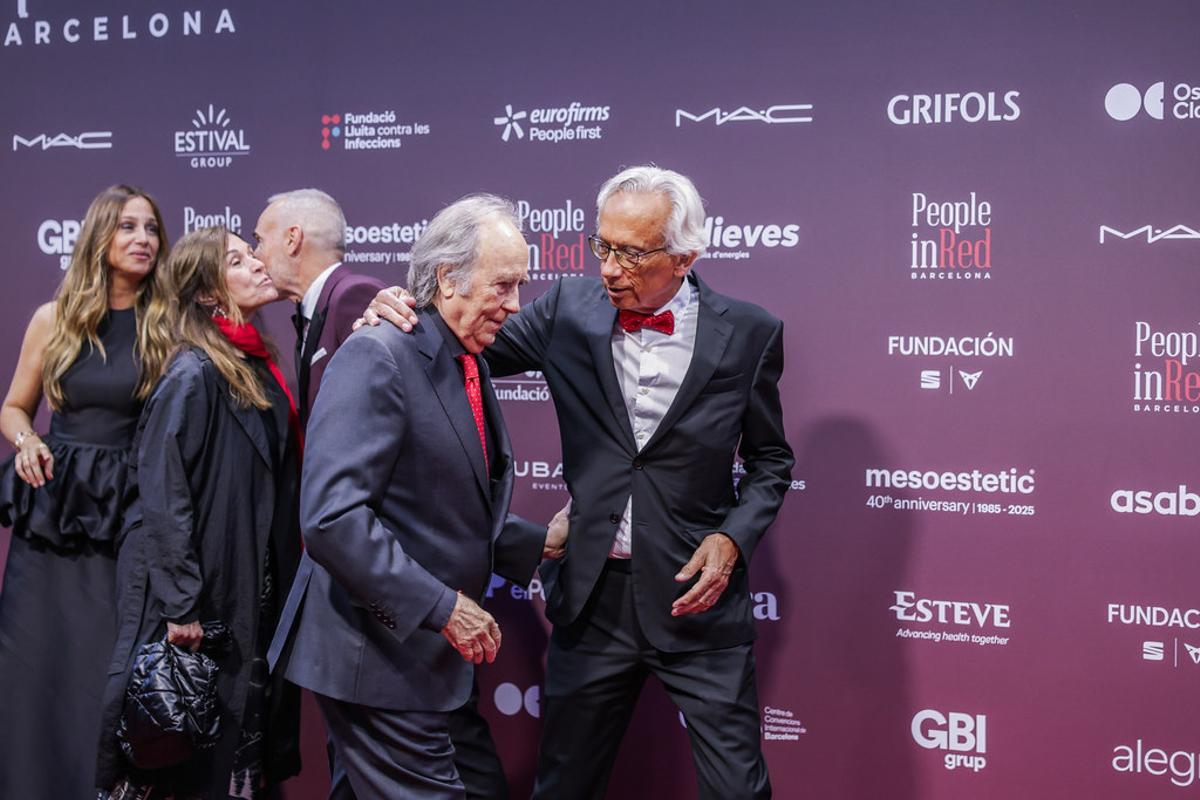 El doctor Bonaventura Clotet y Juan Manuel Serrat abandonan en photocall en el que posaron con Martina Klein y Àlex Corretja