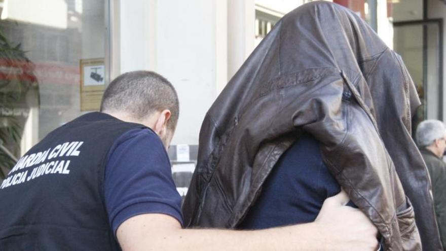 Fernández Pujante se cubre la cara en su arresto.