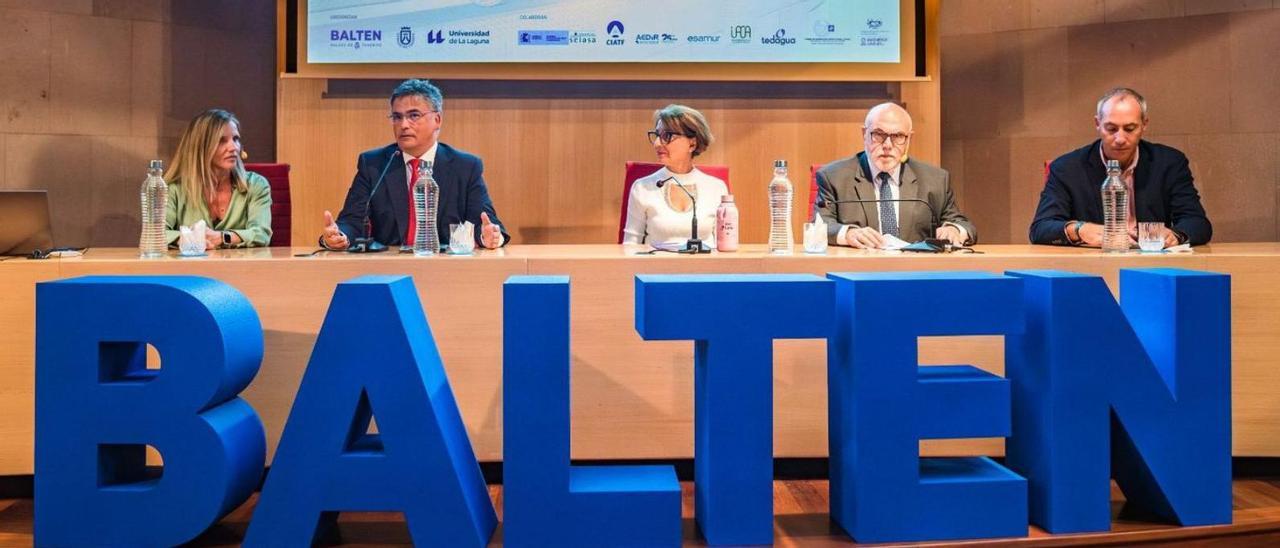 La mesa presidencial de la jornada celebrada ayer en la ULL sobre la reutilización de agua regenerada para el riego.