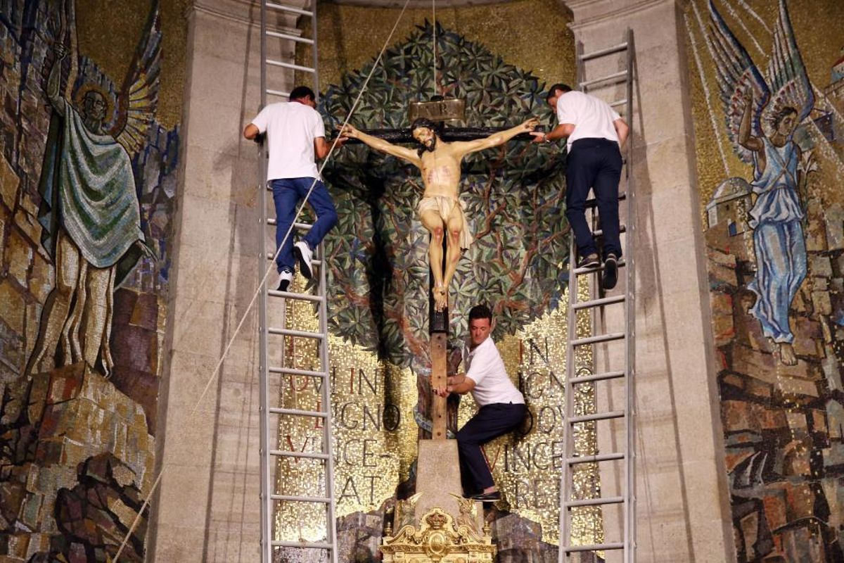 Vigo demuestra su cariño por el Cristo de la Victoria.