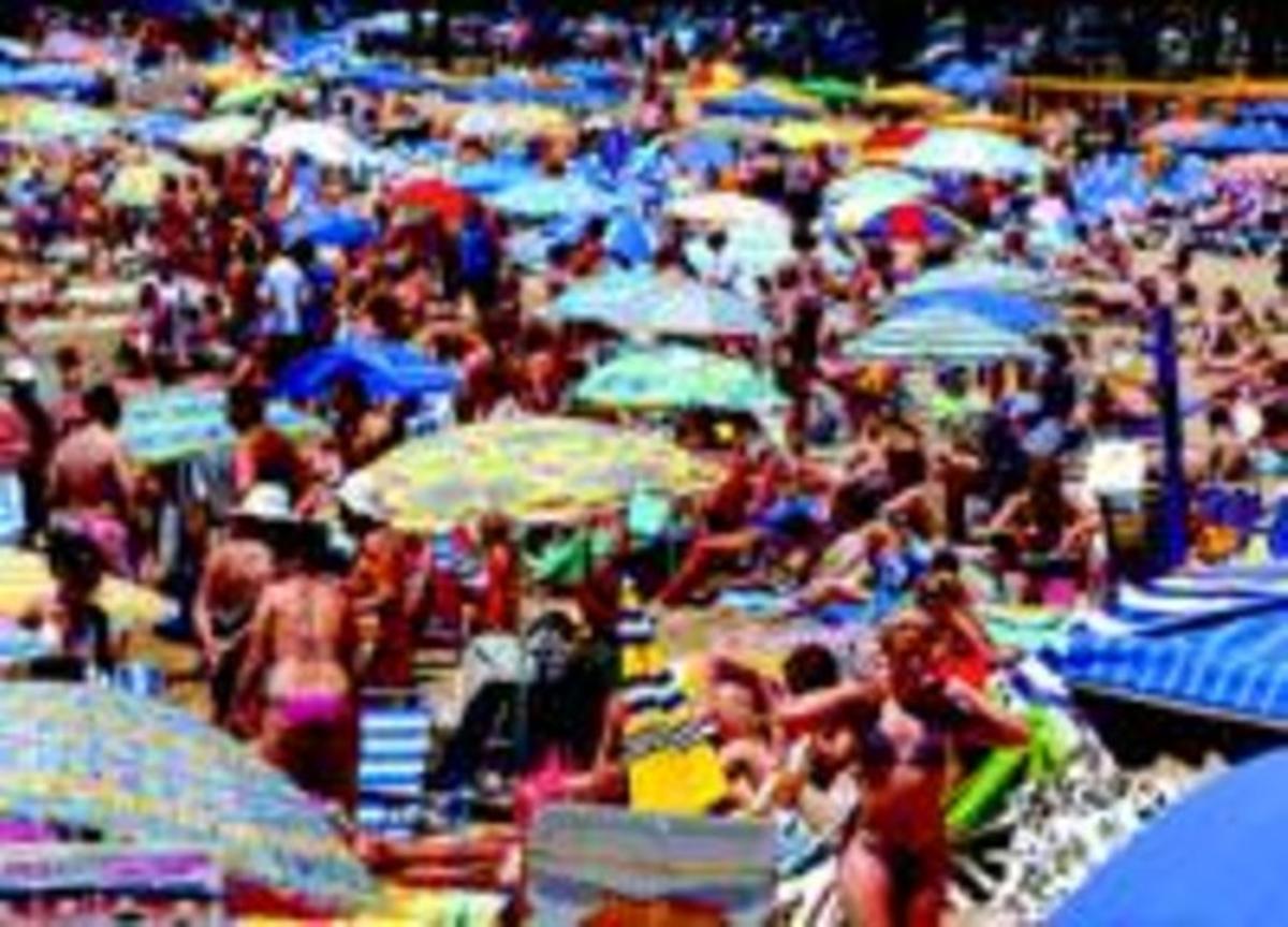 Ambient en una platja de Salou, el cap de setmana passat. Ambient en una platja de Salou, el cap de setmana passat.