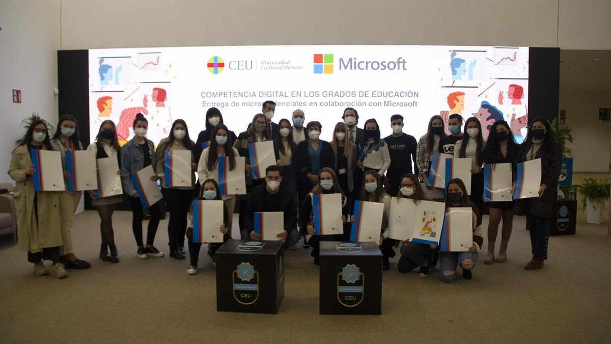 Algunos de los futuros maestros --estudiantes de la Universidad CEU Cardenal Herrera de Castelló-- que han obtenido la acreditación STEP de Microsoft.