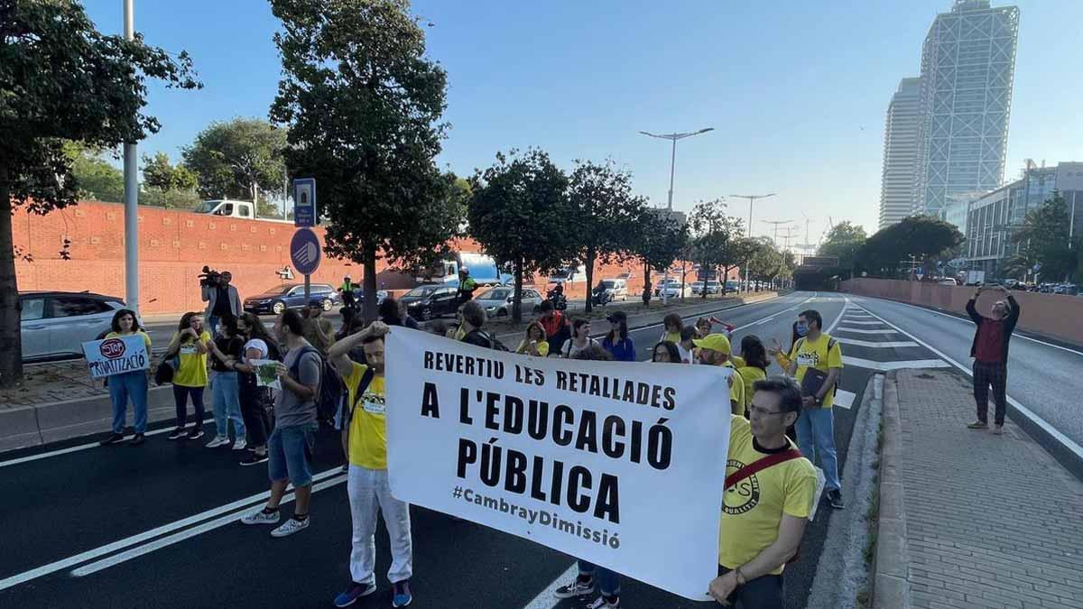 Los maestros cortan la Ronda Litoral de Barcelona